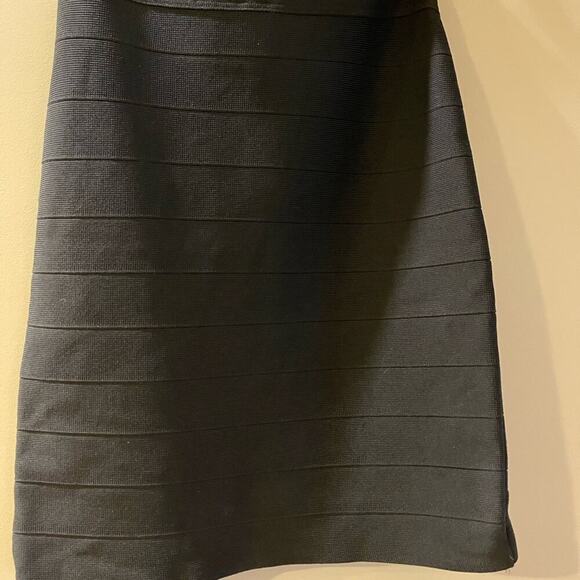 Mini skirt Body con type skirt- small fun detail bottom of skirt hemline 19”in L - Picture 3 of 3